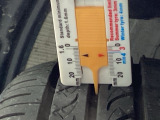 自社整備工場で点検整備をおこなってからお渡ししています。車検が残っている場合は『12ヶ月点検整備』を、車検整備付きの場合は『車検整備』をおこないます。整備費用は車両本体価格に含まれています。