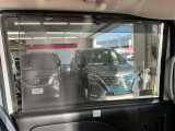 眩しい日差しも軽減してくれる、ロールサンシェードが付いてます。