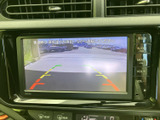 後方の映像とガイドラインを画面で確認でき、駐車時の後退操作をサポートします。周囲の状況を目で確かめながら車庫入れできるため、日常の駐車に役立つ装備です。