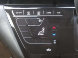 【オートエアコン】一度お好みの温度に設定すれば、車内の温度を検知し風量や温度を自動で調整。暑い&hellip;寒い&hellip;と何度もスイッチ操作をする必要はありません。快適な車内空間には必須の機能ですね♪