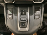 「e:HEV」は、モーター走行を中心にしながら電気エネルギーやエンジン動力を効率よく使い分けることができる賢いハイブリッドシステムです。シフトはエレクトリックギアセレクターになっています。