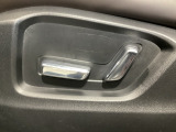 こちらのグレードは助手席にもパワーシートを装備しております!運転席同様お好みで調整が可能です!