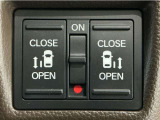 【両側パワースライドドア】両側がパワースライドドアになっており、運転席のスイッチやスマートキーでも開閉が可能です!開口部も広いので乗り降りも楽々♪
