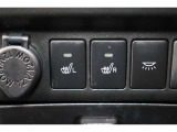 運転席と助手席には寒い日の肩や腰、冷えやすい下肢を温めてくれるシートヒーターが付いております!