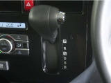無段変速機(CVT)を搭載。有段変速機に存在する「変速ショック」が無いので、スムーズなアクセル操作が可能です♪