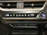 エアコンの操作スイッチはすっきりと洗練されたデザインです