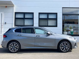 【BMWの伝統-3】BMWのお車は、&ldquo;駆け抜ける歓び&rdquo;を体現しております。走行の安定性とコーナリングの良さを追求し、思い通りにハンドルの操作可能です。