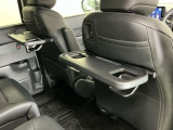 前席背面には格納式のテーブルも装備。食事やスマホ・タブレットでの動画視聴など様々な用途で活躍します。サイドにはちょっとした荷物がかけれる便利なコンビニフック付きです。