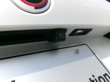 後方の映像をモニターに映し出し、駐車や後退時の安全をサポート。ガイドライン表示で距離感を把握しやすく、夜間や狭い場所でも安心して操作できる便利なカメラです
