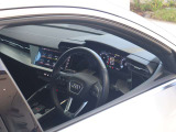 Audiのインテリアは厳選素材を緻密に作りこんだ美しい個々のパーツを、衝撃にも耐えうるよう丁寧に組み上げて、構成されています。見た目に美しく、そして機能的でもあること。これこそがAudiのインテリアの伝統です