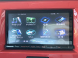 画面には音楽やテレビ、ディスクなどの項目が表示され、使いたい機能をメニューから選びやすい構成です。行き先や電話番号の項目も確認でき、日々の移動や車内での時間に活用できます。