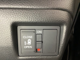左側電動スライドドアは運転席からでも操作ができるように、ハンドル付近に開閉の操作スイッチが付いています。