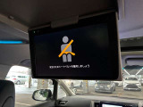 後席大型天吊モニター付きです。後付けも出来る場合がありますが、最初からついているこの物件はうれしいですね。