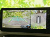 車両後方の映像と上方からの周囲確認画面を切り替えて確認でき、駐車時の安全確認をサポートします。ガイド表示もあり、周囲の状況を把握しながら車庫入れや切り返しを行えます。