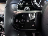 MINIの運転席操作部は、中央に構えるディスプレイが最大の特徴です。航空機を思わせるトグルスイッチなど、直感的で遊び心のあるメカニカルな操作感が、ゴーカートのような走りの高揚感を高めます。