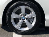 BMW純正アルミホイール。洗練されたデザインで、足元の個性を引き立てます。