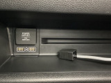 助手席前には横長のトレーとアクセサリーソケットがついています。その下に充電可能なUSB端子が2個ついていますので、手前のトレーにスマートフォンを置いて移動中でも充電できるので便利です。