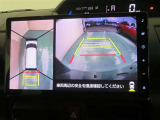 パノラミックビューモニター搭載。カメラで車両周囲の状況を映し出すため、狭い場所での駐車などに役立ちます。