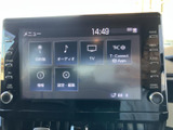 目的地やオーディオ、テレビなどの項目が画面に並び、使いたいメニューを選びやすい構成です。画面横にも操作部がまとまり、日常の移動をサポートします。