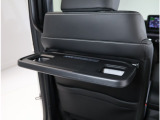 後席にテーブルとドリンクホルダーを装備しています。お車内でカフェ気分をお楽しみいただけます♪