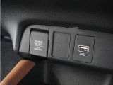 ◆USB接続端子◆スマホやiPodなどを接続して、いつもの音楽を車内でもお楽しみいただけます♪