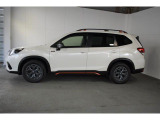 スバルの4WD(AWD)は直進安定性に優れ、日常走行から高速走行まで、さまざまなシーンで安心感に満ちた走りが愉しめます。それは悪路や泥道など左右のタイヤの路面状況が異なるシーンでも変わりません。