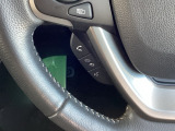 ステアリングにハンズフリー通話スイッチを装備。運転中でも手を離さずに通話操作ができるため、家族との連絡や急な電話にも安心して対応できます。