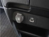 ◆USB接続端子◆スマホやiPodなどを接続して、いつもの音楽を車内でもお楽しみいただけます♪