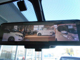 リアカメラを利用し雨や後席乗員を気にすることのないクリアな視界を提供するスマートルームミラー完備しています。