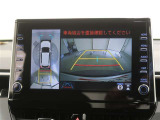 パノラミックビューモニター付きです。車両を上から見たような映像をディスプレイオーディオ画面に表示。運転席からの目視だけでは見にくい、車両周辺の状況をリアルタイムでしっかり確認できます。