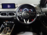 【運転席インテリアデザイン】左右対称のインテリアデザインでドライバーを包み込み運転に集中できるように設計されています。