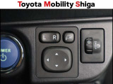 便利な電動格納ドアミラーも装備しております。駐車時にボタン一つで折り畳む事が出来るので便利ですよ。