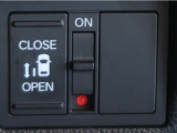 片側電動スライドドアのスイッチ付です。車内からもスイッチ一つで楽にドアの開閉が可能です。電動なので開閉時に力を使う必要がなく、半ドアになることもありません!
