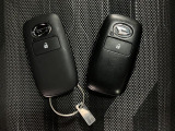 電子カードキーを携帯していれば、ドアハンドルやバックドアのリクエストスィッチを押すだけでドアの施錠、開錠が行えます。電子カードキーがないとエンジンが始動しない、盗難防止に役立つイモビライザー機能付