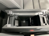センターコンソールボックスには隠れた収納機能があり便利です♪