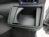 カップホルダーは運転席や助手席からちょうど手の届く位置です!!