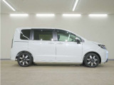 リアには左右スライドドアを採用。狭い駐車場でも開閉しやすく、強風の日でもドアが煽られにくくなっております。小さなお子さまやご年配の方も安心して乗り降りできます。