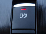 【電動パーキングブレーキスイッチ】オートホールドをONにすると、ブレーキを踏んで停車したときにペダルから足を離しても停車状態を維持!オートホールドをOFFにすることで手動解除のサイドブレーキに!