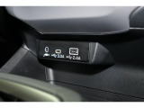 小物の収納に便利なセンタートレイには携帯等のデバイスの充電可能なUSB出力電源付です。
