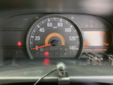速度計を中心に、各種表示を運転席から確認しやすい配置です。走行中に必要な情報へ目を向けやすく、毎日の運転を支える見やすいメーターパネルです。