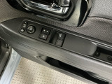 運転席のスイッチで全てのウィンドウの開閉操作を行うことができます。ロックボタンをONにしておくと、運転席以外のウィンドウは作動しないのでお子様を乗せているときなども安心ですね♪