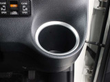 手に取りやすい位置に小物入れ兼カップホルダーを装備しています。