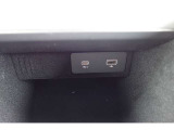 USBとタイプCのポートを搭載。結線する事でアップルカープレイ・アンドロイドオート対応。