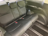 3人掛けのシートにヘッドレストとシートベルトを備え、後席の同乗者にも配慮した空間です。窓から外の様子を感じながら、家族や仲間との移動を楽しめます。