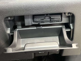 運転席からすぐ手が届く収納ボックス★サッと取り出したい小物を収納しておくと便利です!