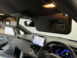 【サンバイザー】車内で身だしなみを整えるためのバニティミラーがセット。お化粧直しや髪型のチェックに活用できます。
