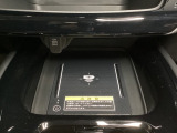 センターコンソールにはワイヤレス充電器を装備してます。Qi(チー)規格対応のスマートフォンなどを置くだけでワイヤレスで充電可能です。またスマートフォンの充電可能なUSB端子なども別途装備しています。