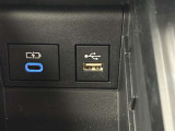 こちらのクルマはUSB接続コネクタも装備されています♪スマホの充電などにお使い下さい。ご旅行中での充電切れも、これなら心配いりませんね!