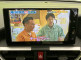 停車中にテレビ番組を視聴でき、待ち時間も車内で過ごしやすくなります。画面が見やすい位置に備わり、目的地での休憩中などにも活用いただける便利な装備です。