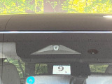 【三菱e-Assist】走行中に前方の車両等を認識し、衝突しそうな時は警報とブレーキで衝突回避と被害軽減をアシスト。より安全にドライブをお楽しみいただけます。
